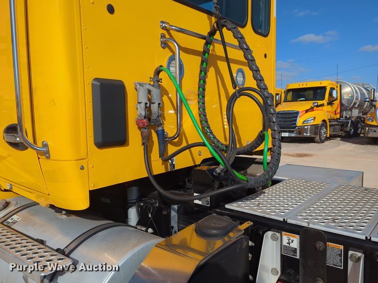 image for item NZ9292 2020 Kenworth T680 semi truck