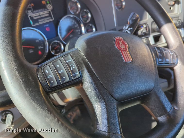 image for item NZ9292 2020 Kenworth T680 semi truck