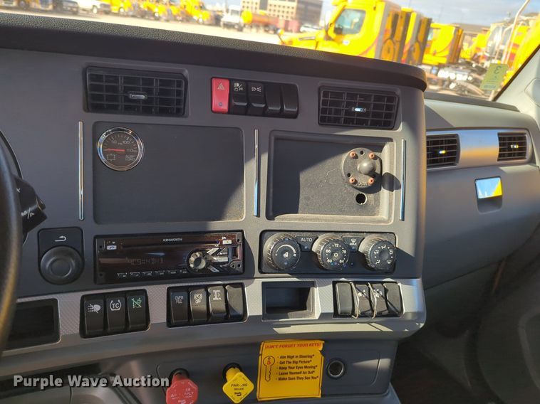 image for item NZ9292 2020 Kenworth T680 semi truck