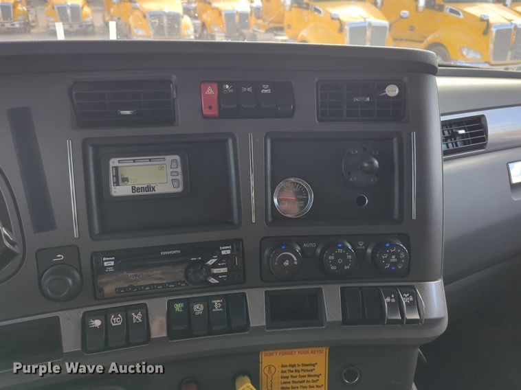 image for item NZ9293 2019 Kenworth T680 semi truck