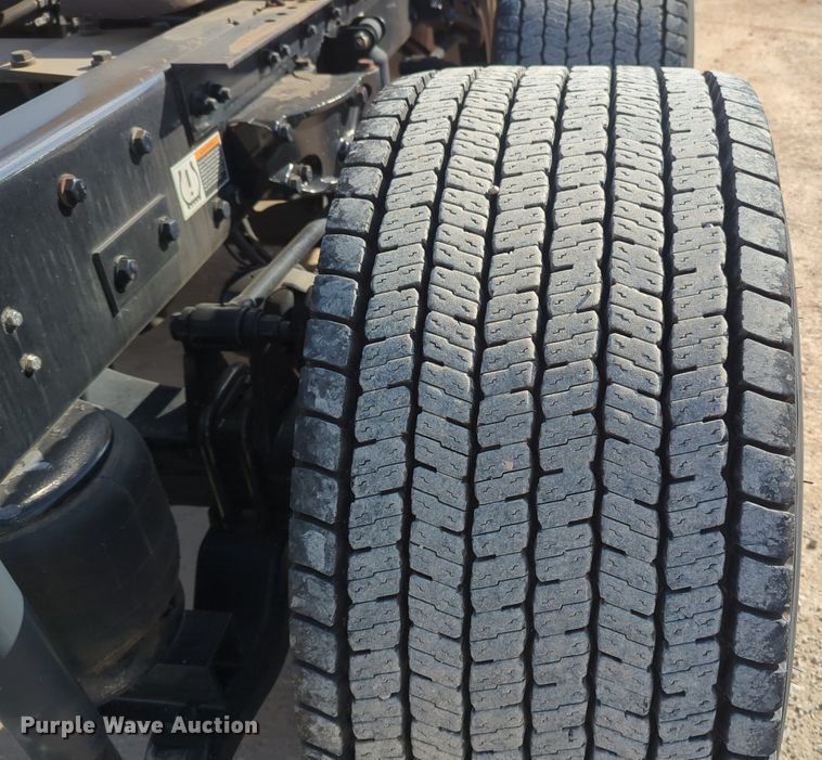 image for item NZ9293 2019 Kenworth T680 semi truck