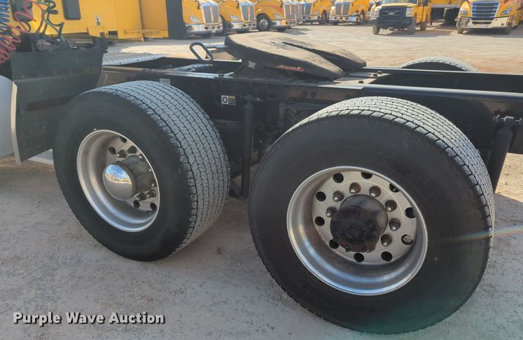 image for item NZ9293 2019 Kenworth T680 semi truck