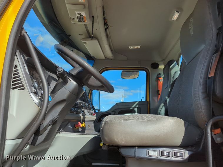 image for item NZ9294 2020 Kenworth T680 semi truck