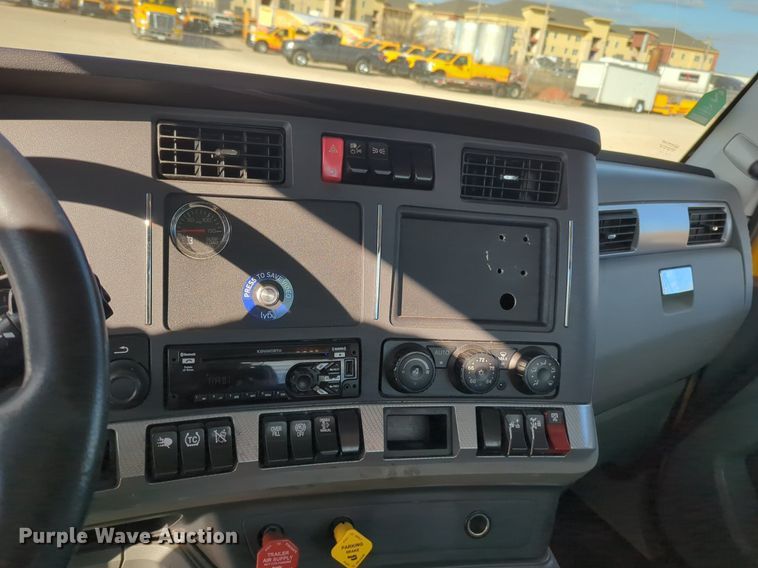 image for item NZ9294 2020 Kenworth T680 semi truck