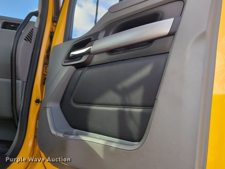 image for item NZ9294 2020 Kenworth T680 semi truck