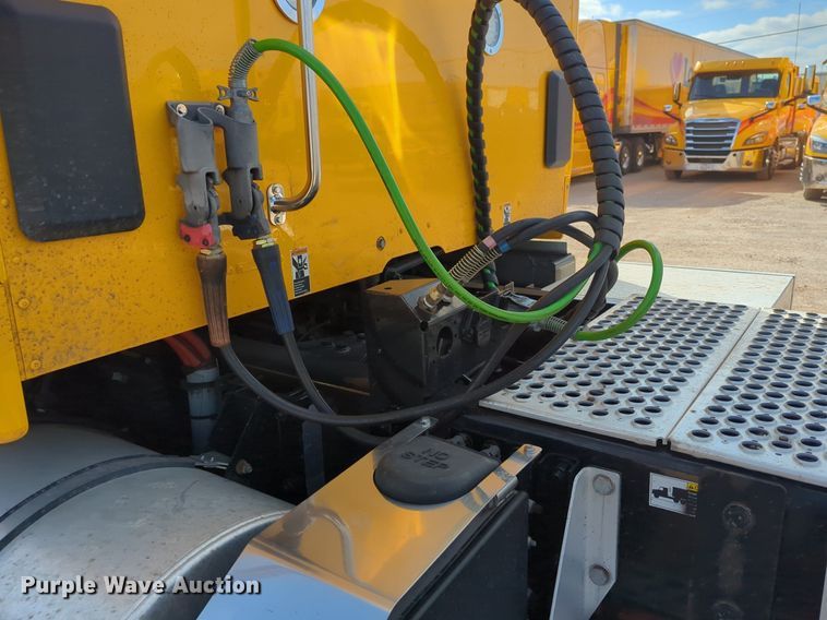 image for item NZ9295 2019 Kenworth T680 semi truck