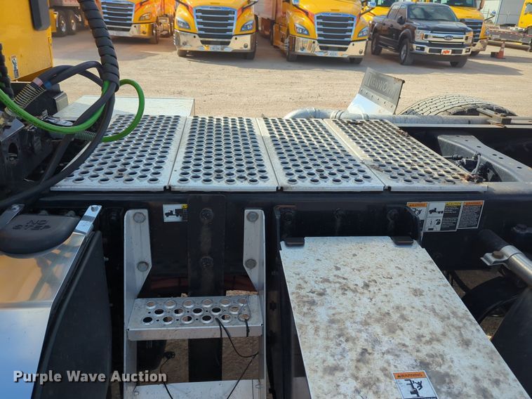 image for item NZ9295 2019 Kenworth T680 semi truck