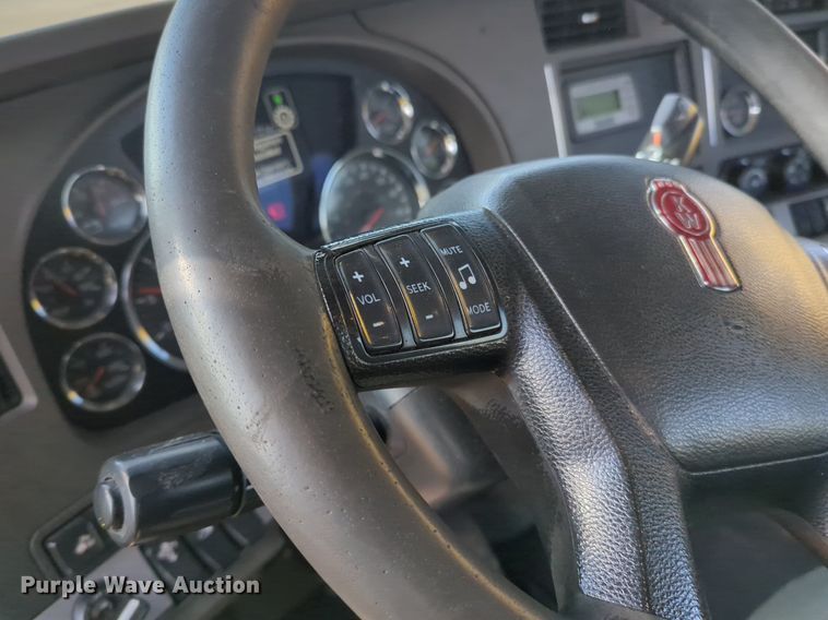 image for item NZ9295 2019 Kenworth T680 semi truck