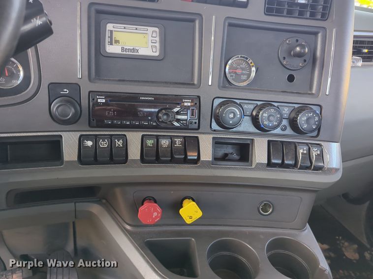 image for item NZ9295 2019 Kenworth T680 semi truck