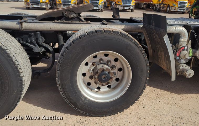 image for item NZ9295 2019 Kenworth T680 semi truck