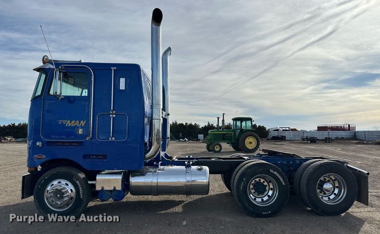 image for item OA9589 1986 Peterbilt 362 semi truck