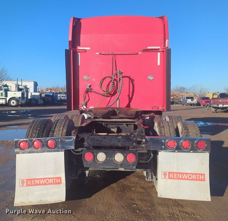 image for item OD9242 2007 Kenworth T600 semi truck