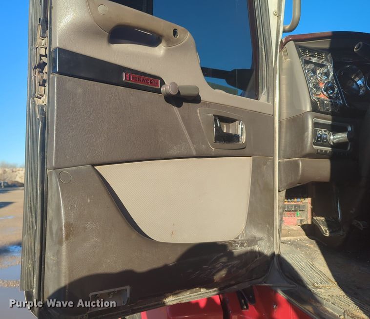 image for item OD9242 2007 Kenworth T600 semi truck