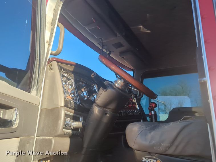 image for item OD9242 2007 Kenworth T600 semi truck