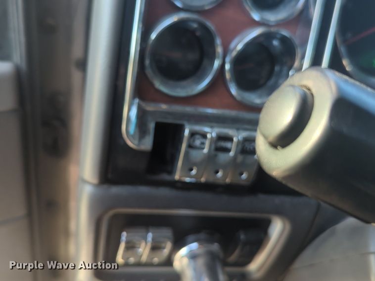 image for item OD9242 2007 Kenworth T600 semi truck