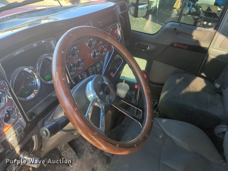 image for item OD9242 2007 Kenworth T600 semi truck