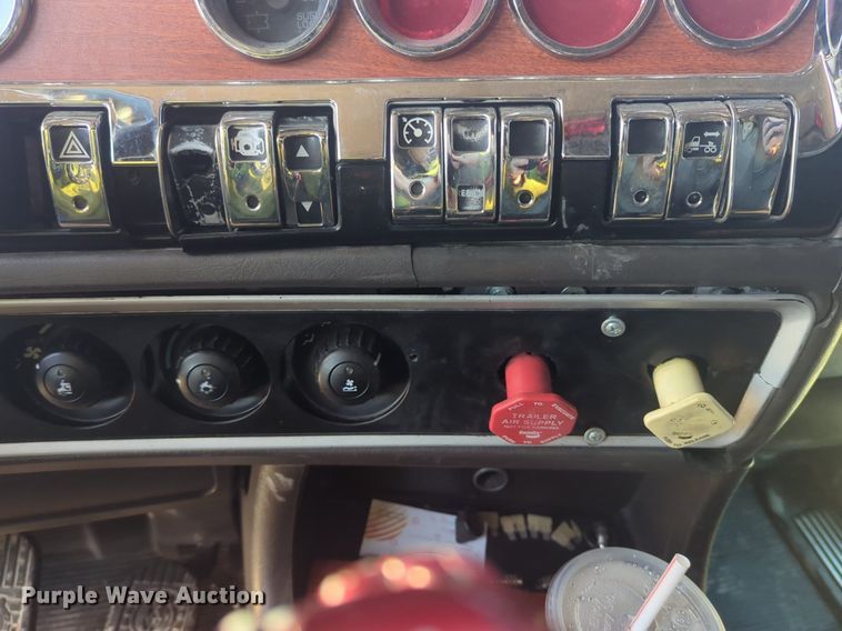 image for item OD9242 2007 Kenworth T600 semi truck