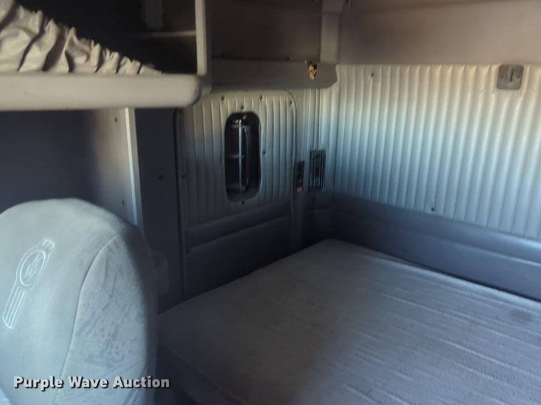 image for item OD9242 2007 Kenworth T600 semi truck