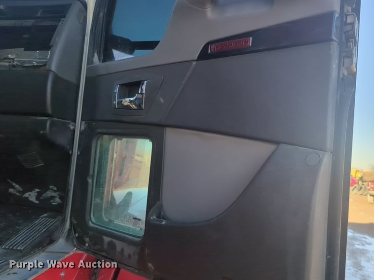 image for item OD9242 2007 Kenworth T600 semi truck