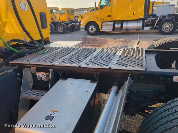 image for item OD9254 2021 Kenworth  T680 semi truck