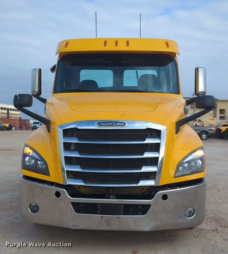 image for item OD9266 2020 Freightliner Cascadia 126 semi truck