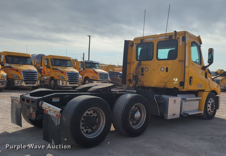 image for item OD9266 2020 Freightliner Cascadia 126 semi truck