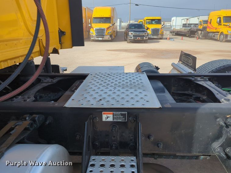 image for item OD9266 2020 Freightliner Cascadia 126 semi truck