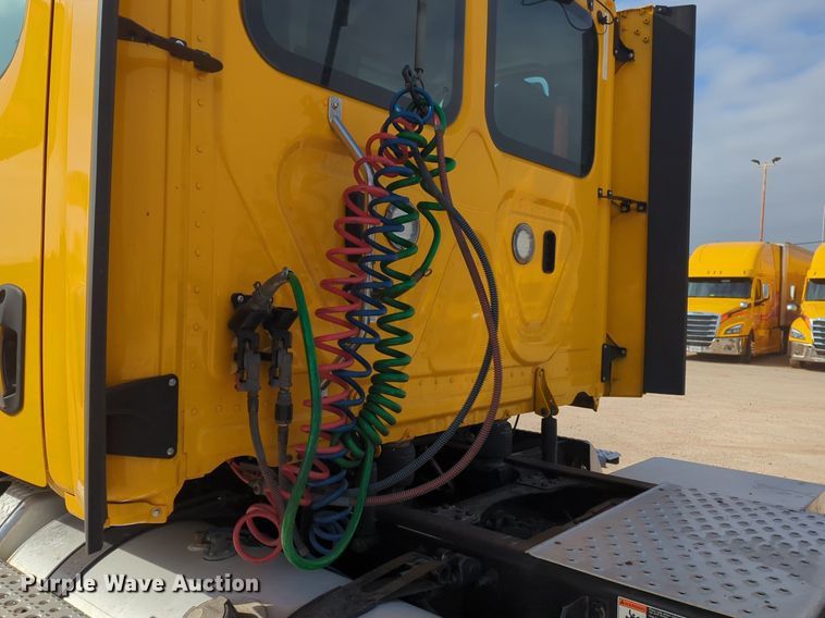 image for item OD9266 2020 Freightliner Cascadia 126 semi truck