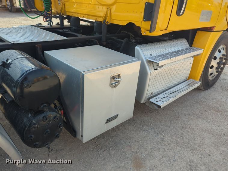 image for item OD9266 2020 Freightliner Cascadia 126 semi truck