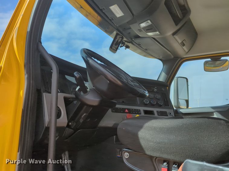 image for item OD9266 2020 Freightliner Cascadia 126 semi truck