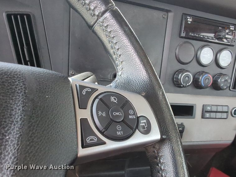 image for item OD9266 2020 Freightliner Cascadia 126 semi truck