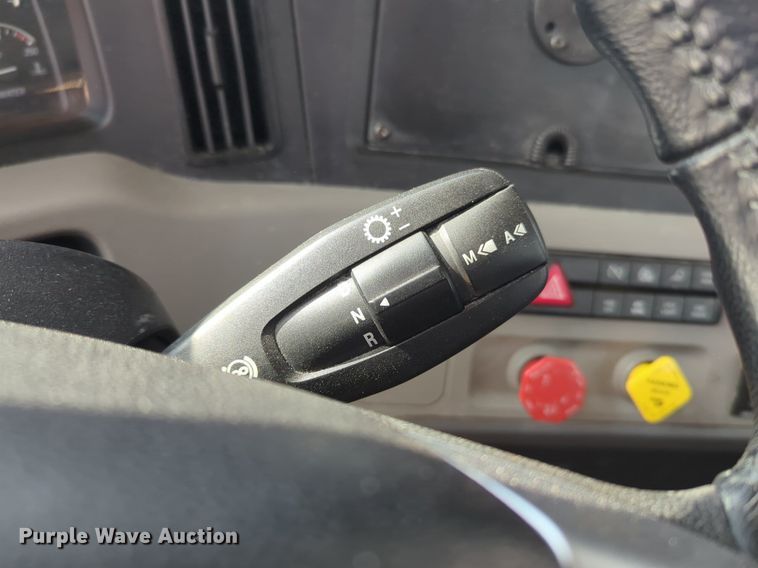 image for item OD9266 2020 Freightliner Cascadia 126 semi truck