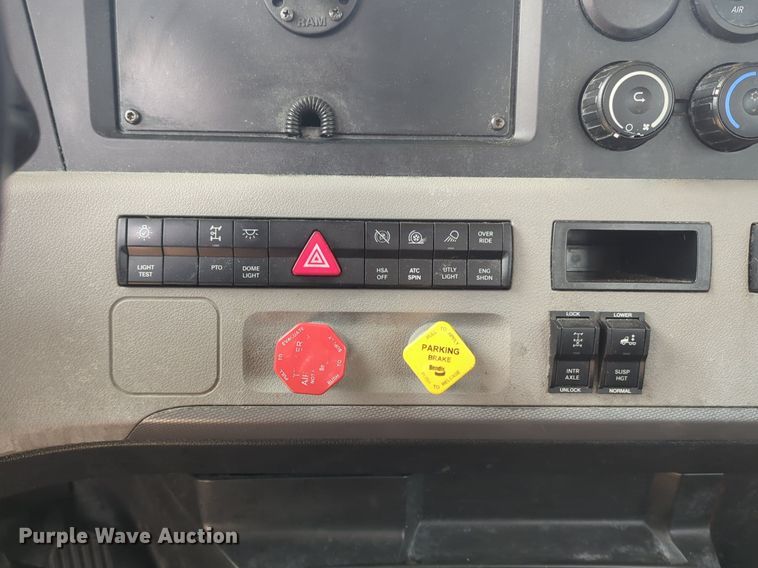 image for item OD9266 2020 Freightliner Cascadia 126 semi truck