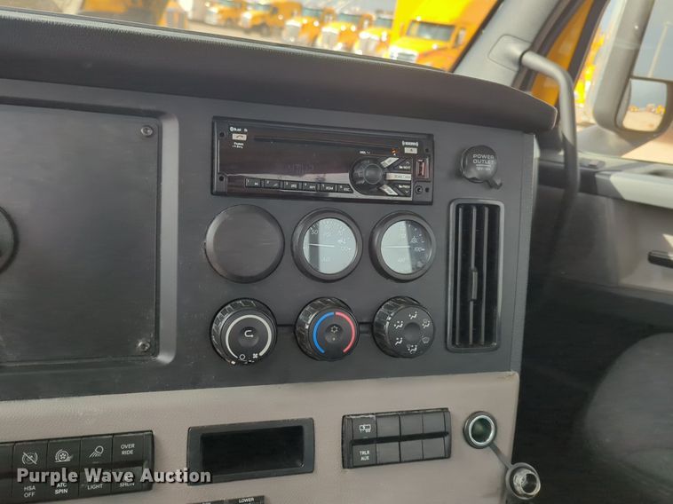 image for item OD9266 2020 Freightliner Cascadia 126 semi truck