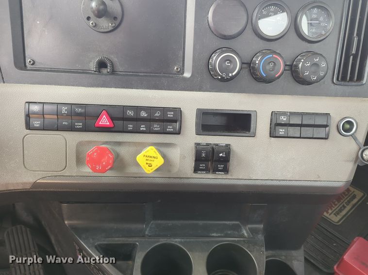 image for item OD9266 2020 Freightliner Cascadia 126 semi truck