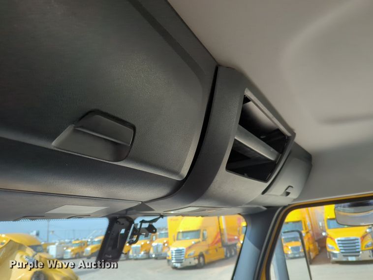 image for item OD9266 2020 Freightliner Cascadia 126 semi truck