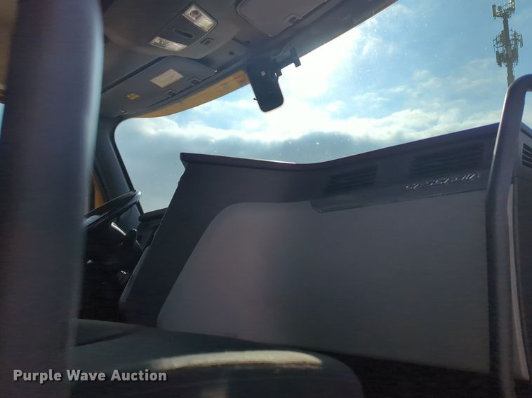 image for item OD9266 2020 Freightliner Cascadia 126 semi truck