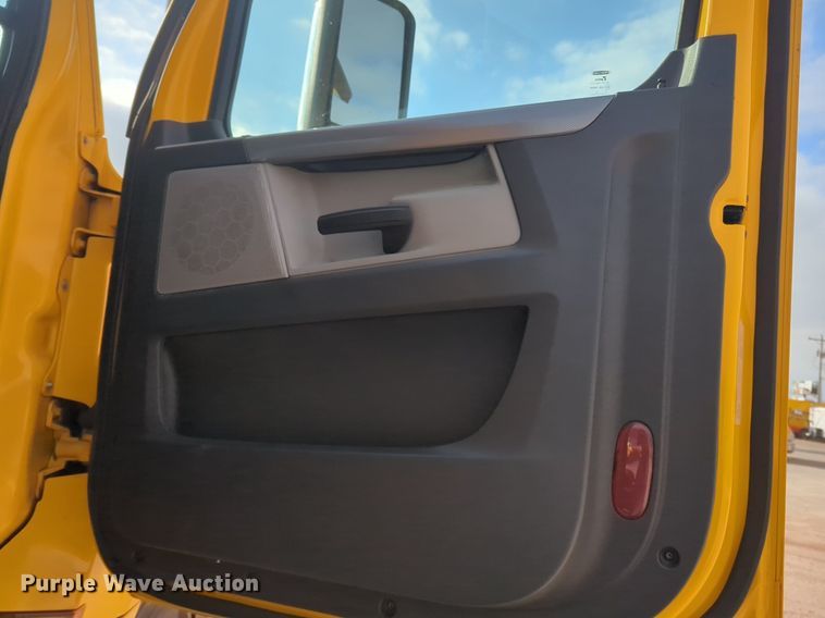 image for item OD9266 2020 Freightliner Cascadia 126 semi truck