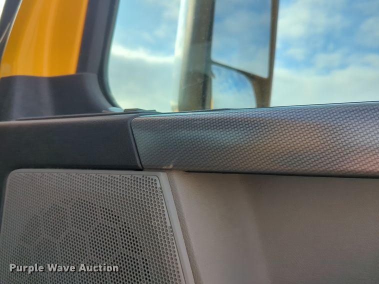 image for item OD9266 2020 Freightliner Cascadia 126 semi truck