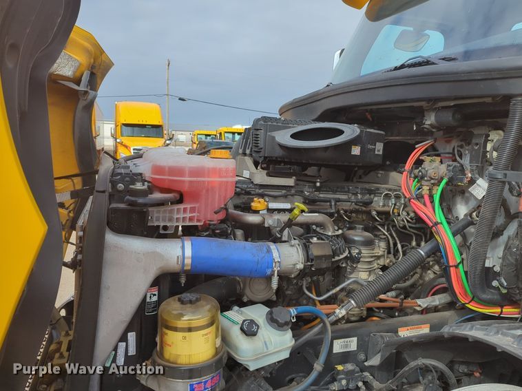 image for item OD9266 2020 Freightliner Cascadia 126 semi truck