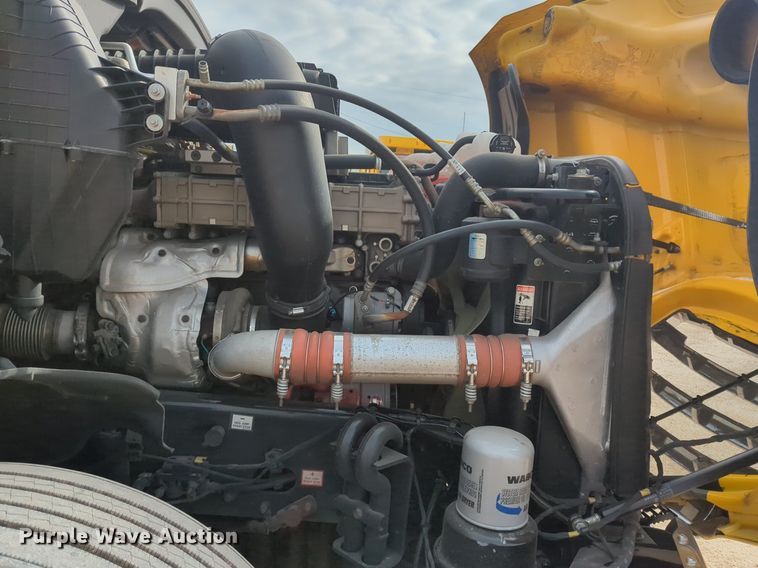 image for item OD9266 2020 Freightliner Cascadia 126 semi truck