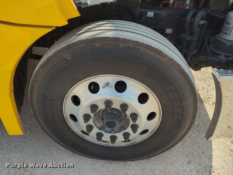 image for item OD9266 2020 Freightliner Cascadia 126 semi truck