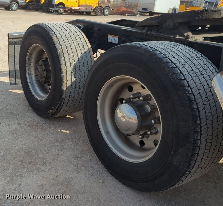 image for item OD9266 2020 Freightliner Cascadia 126 semi truck