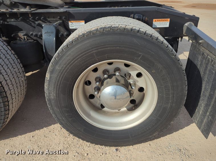 image for item OD9266 2020 Freightliner Cascadia 126 semi truck