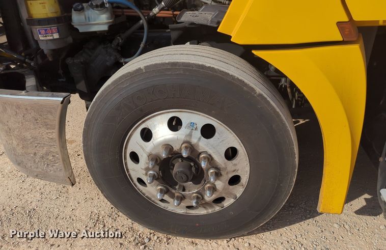 image for item OD9266 2020 Freightliner Cascadia 126 semi truck