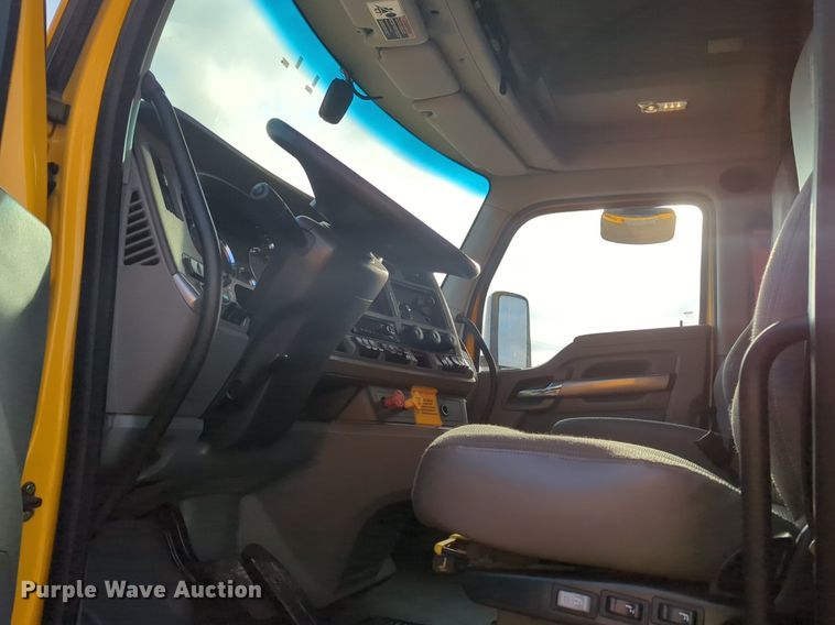image for item OD9267 2019 Kenworth  T680 semi truck