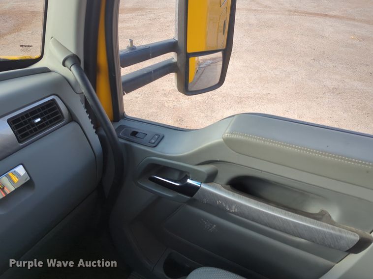 image for item OD9267 2019 Kenworth  T680 semi truck