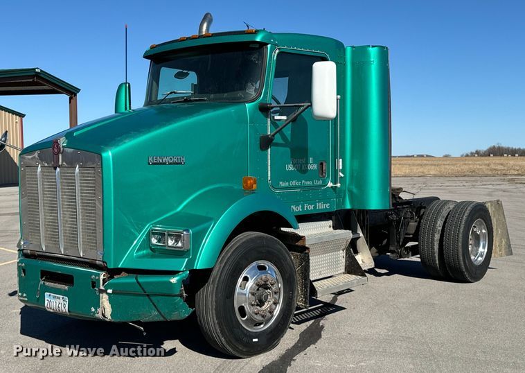image for item OJ9591 2004 Kenworth  T800 semi truck