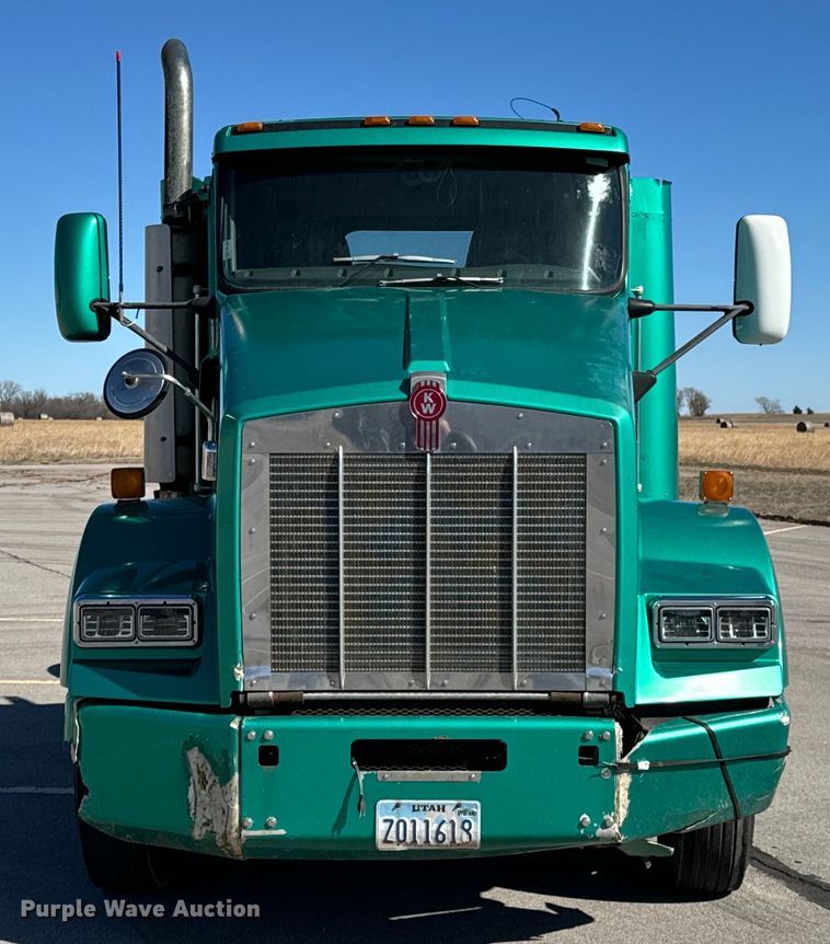 image for item OJ9591 2004 Kenworth  T800 semi truck