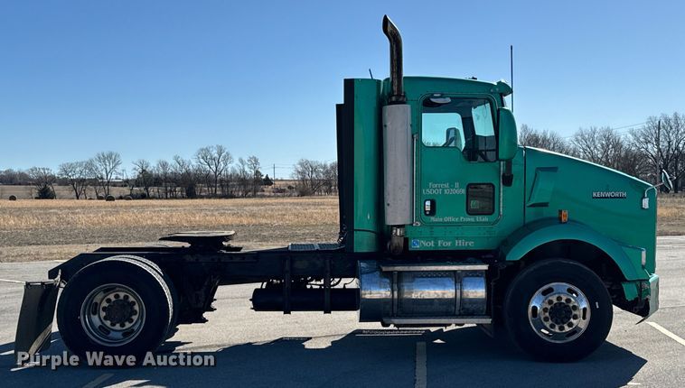 image for item OJ9591 2004 Kenworth  T800 semi truck